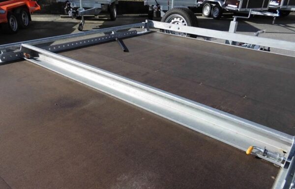 LIDER Plattformanhänger mit Unterbodenrädern – zulässiges Gesamtgewicht: 3500 kg – 2 Achsen mit Bremsen – 506 x 215 cm